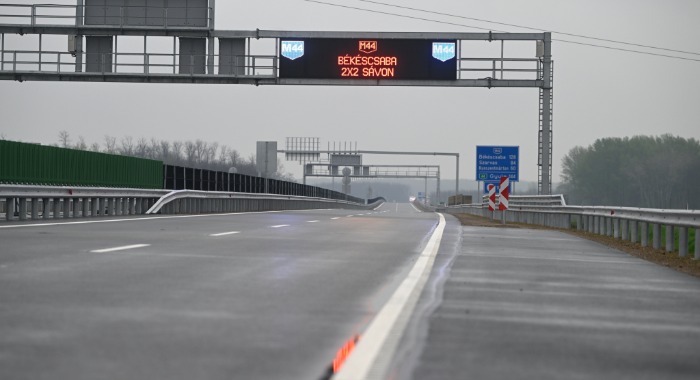 EM-államtitkár: 2 milliárd forintot spórolhatnak az emberek azzal, hogy szeptembertől nem kell kényelmi díjat fizetni az online autópályamatrica-vásárláskor